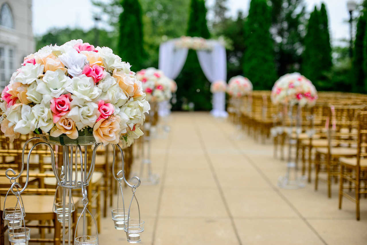 allee mariage roses