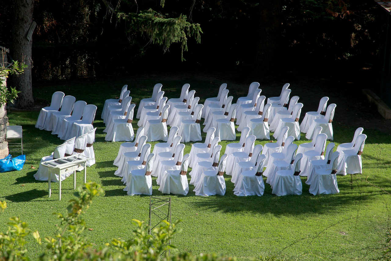 lieu mariage chaises blanches