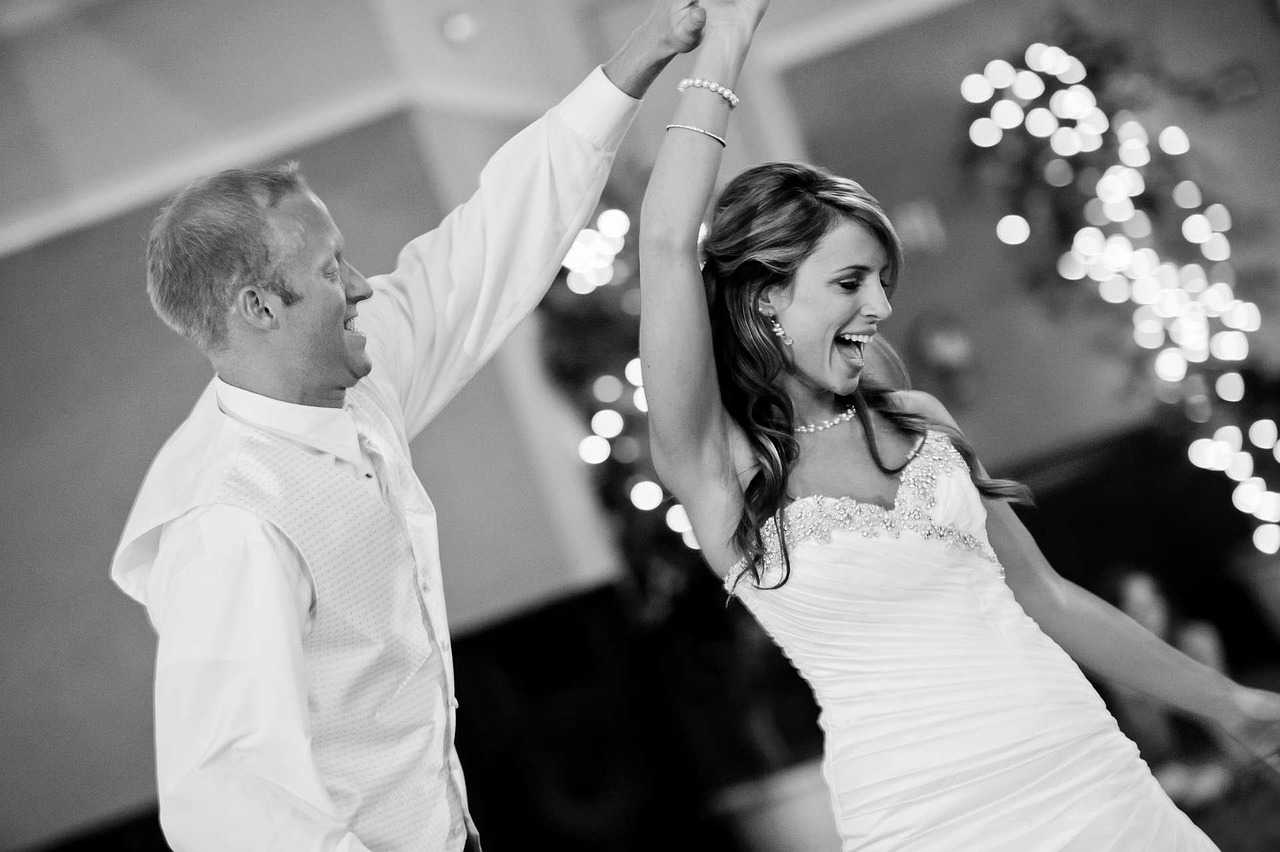 Mariage femme danse avec son père