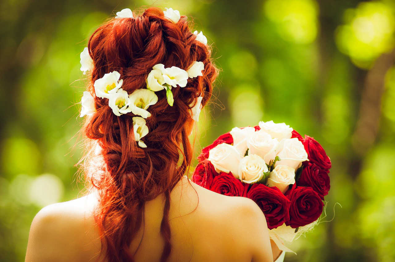 mariee avec bouquet roses rouges blanches