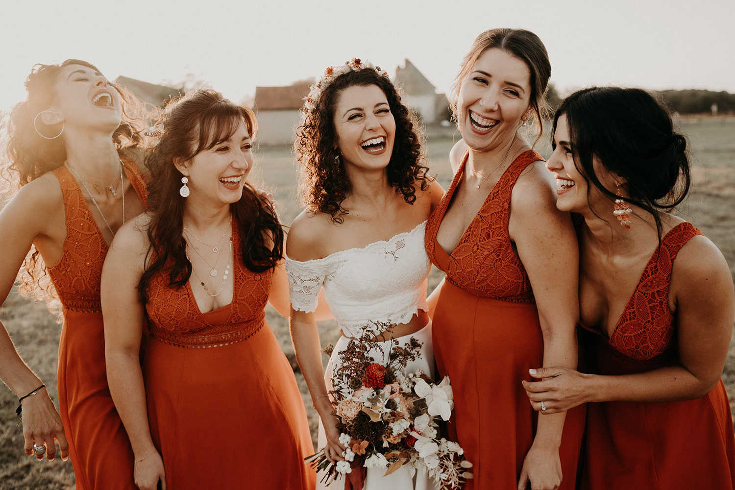 Pourquoi la robe terracotta est la meilleure tenue d’invité à un mariage ?